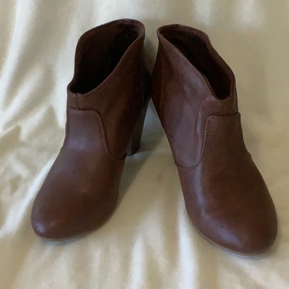 AE by Payless Brown 3" Stacked Heel Slip-on Ankle Booties Size 9 - Picture 5 of 11